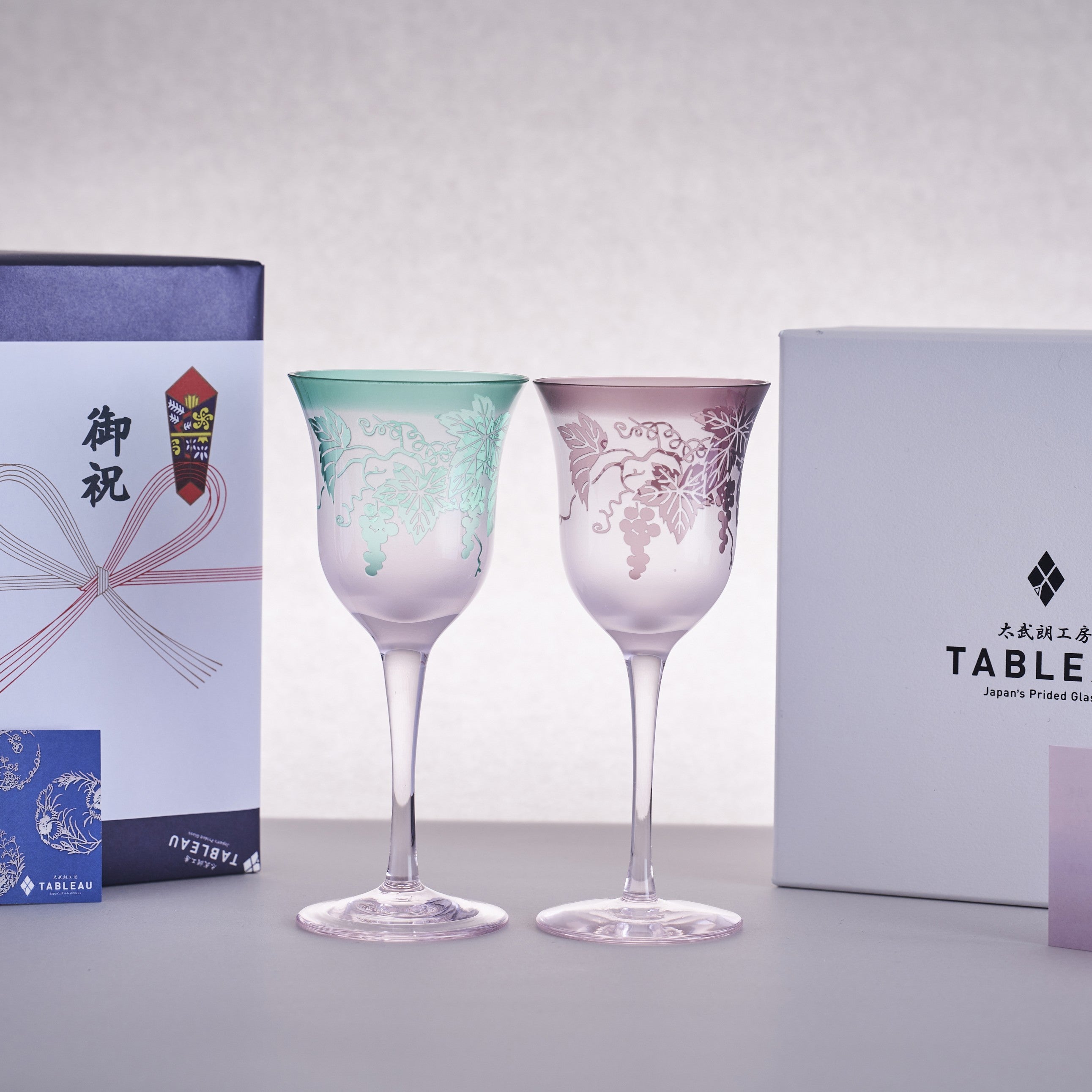彫刻 夢柄子 ぶどう紋 ワイングラスペア ピンク/グリーン・ピンク