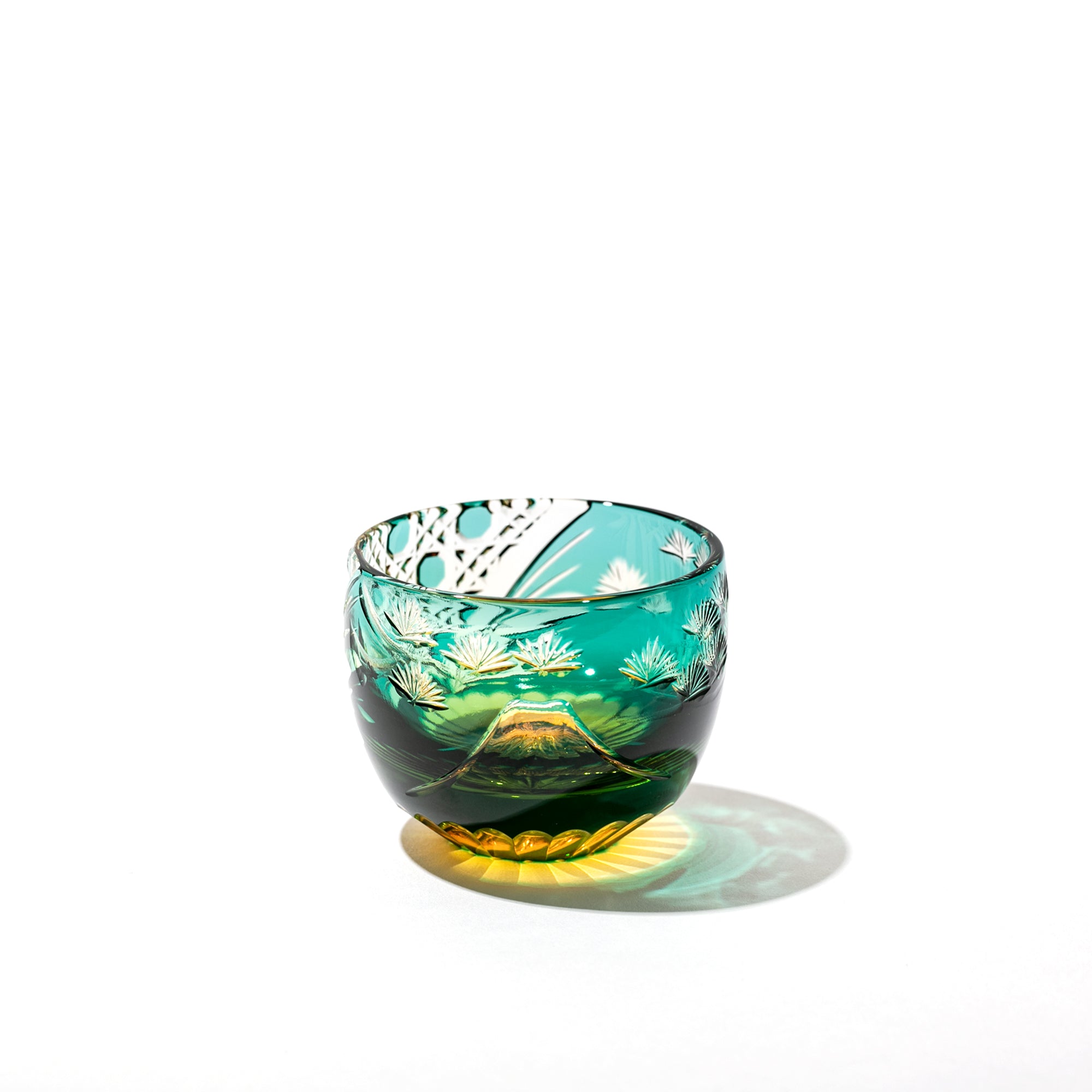 海外の方へのお土産に。和の⼼を伝える江戸切子や伝統⼯芸品の器