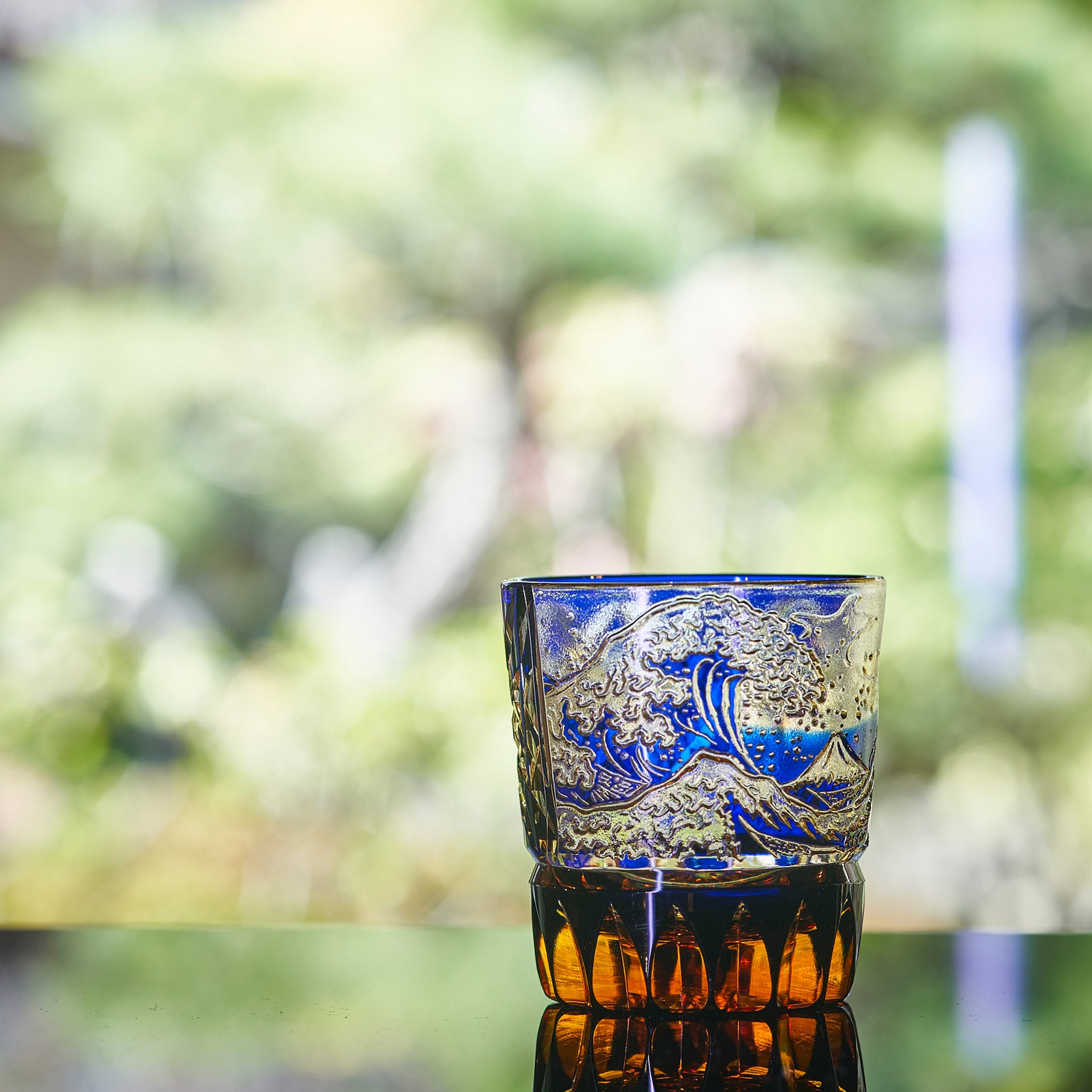江戸切子　伝統工芸士 木村泰典 作　富嶽三十六景「神奈川沖波裏」に菊籠目紋　オールドグラス　琥珀ルリ